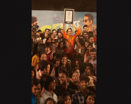 Bollywood star Akshay Kumar smashes selfie record The Rock once held