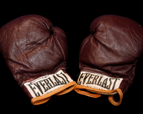 Ali's boxing gloves, Fidel Castro cigars highlight sports auction