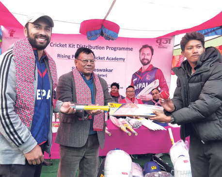 Sharad Vesawkar distributes cricket accessories