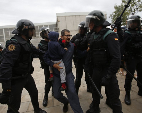 Spain riot police smash way into Catalan voting center