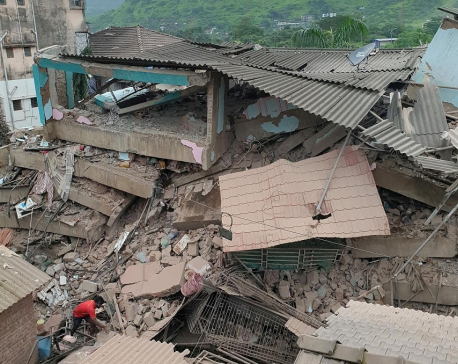 At least 100 feared trapped in building collapse south of Mumbai