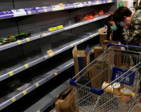 Fearing virus, Hong Kong residents stock up on food, essentials