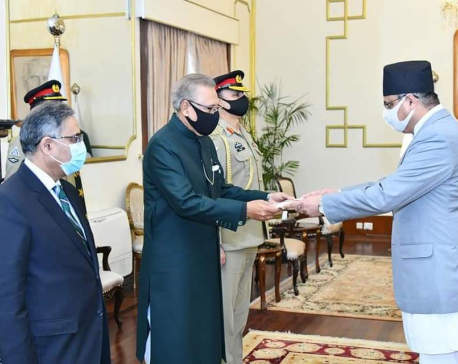 Nepali envoy presents his letters of credence to Pakistani President