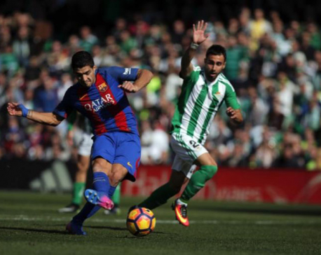 Suarez grabs leveler for Barca after goalline controversy at Betis