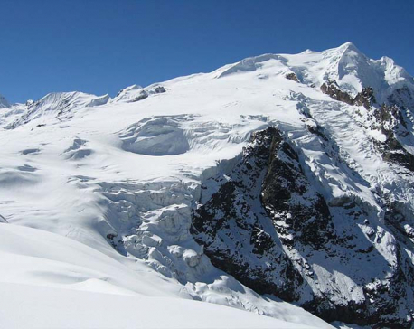 Int’l mountain guide rescued from Mera peak, Chheten Sherpa still missing