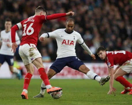 Moura rescues Tottenham at Middlesbrough, Chelsea progress