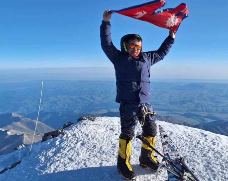Pandey climbs Elbrus, Europe's highest mountain