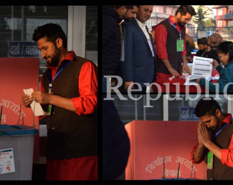 Ravi Lamichhane casts vote for General Election 2022
 (Photo Feature)