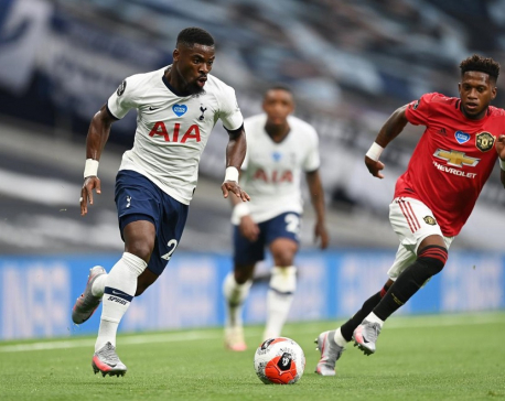 Fernandes penalty earns United a point at Tottenham