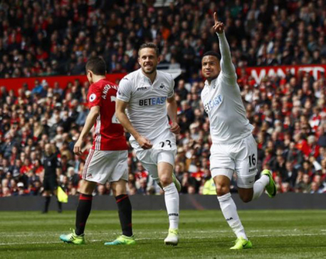 United held at home by Swansea after Sigurdsson strike