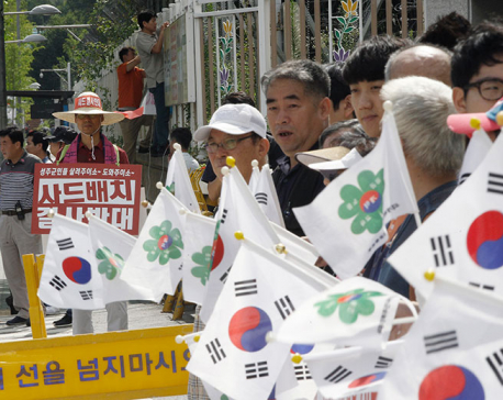 S. Korea premier pelted with eggs, bottles over missile site