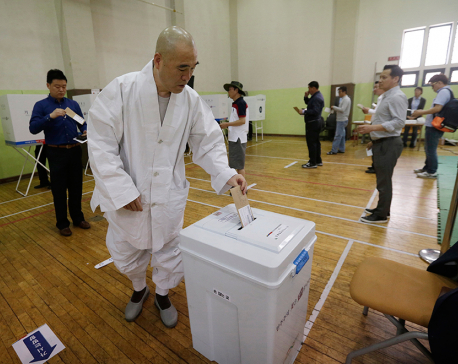 South Koreans begin early voting to replace ousted Park
