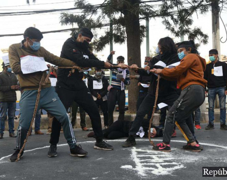 PHOTOS: Students play tug of war in a symbolic protest against House dissolution