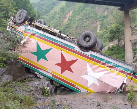 3 injured as cargo truck fell off bridge