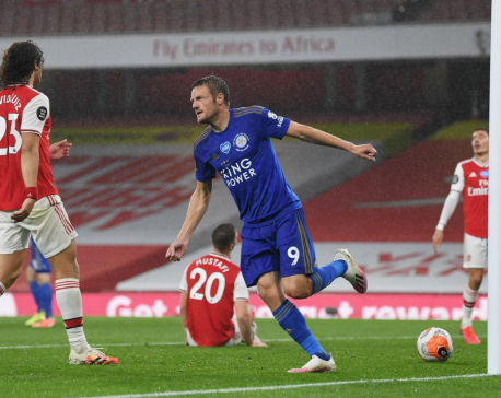 Vardy's late strike earns Leicester point at Arsenal