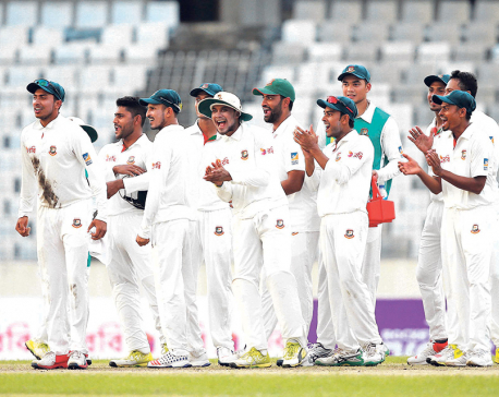Aussies struggle to keep up with Bangladesh in 1st Test