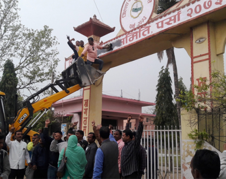 Madhesi leaders smear DCC signboard with black liquid
