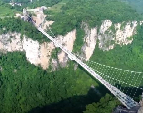 China tourists take a leap in world's highest bungy jump