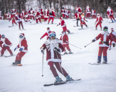 Skiing Santas back to shredding Maine slopes for charity