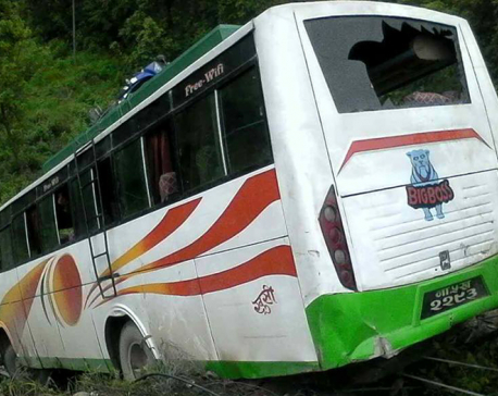 Night bus accident leaves  2 dead, 4 injured