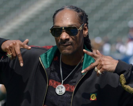 University of Kansas sorry for Snoop Dogg show with stripper poles