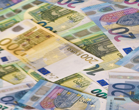 Euro slightly gains against US dollar