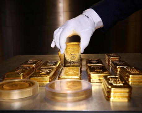 Gold price drops by Rs 3,400 per tola