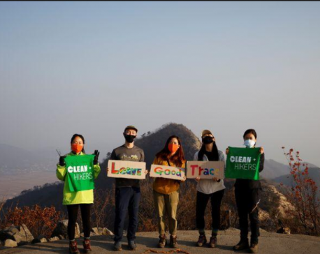 South Korean hiker turns trash into art with 'don't drop litter' message