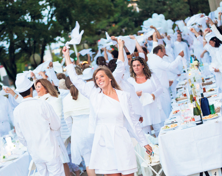 Pop-up New York City dinner draws thousands, all in white