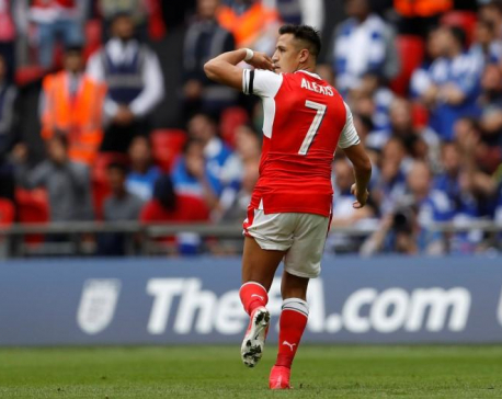 Arsenal's Sanchez out of opener with abdominal strain