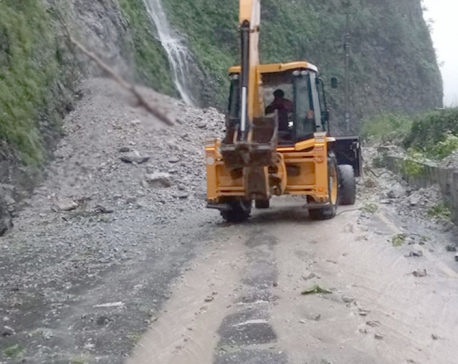 Sisneri road connecting Hetauda to Kathmandu blocked