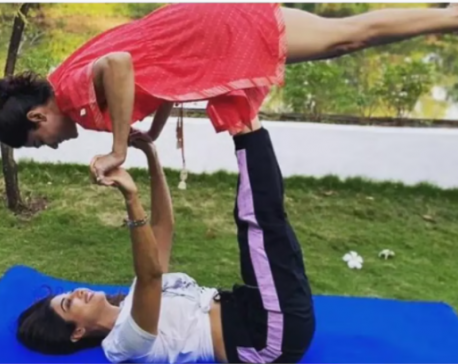 Shilpa Shetty lifts sister Shamita as part of her workout