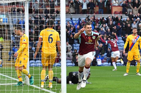 Burnley scores late to beat Palace