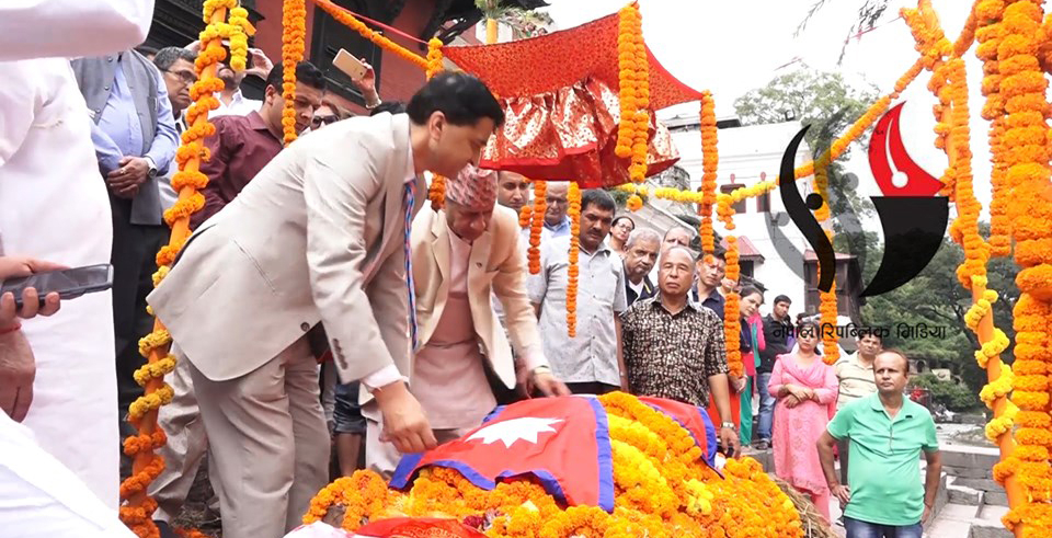 Senior litterateur Madan Mani Dixit cremated (with video)