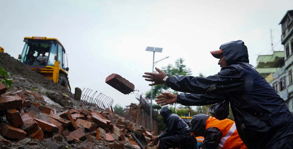 Eastern wall of Singha Durbar collapses (with video)