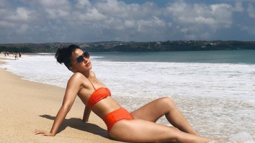 Samragyee RL Shah flaunts  red bikini at Jimbaran Beach (Bali)