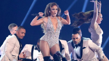 Jennifer Lopez duets with daughter at concert tour opener