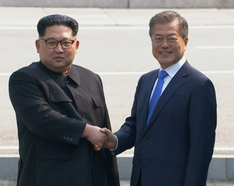 Kim Jong Un crosses into South, shakes hands with Moon
