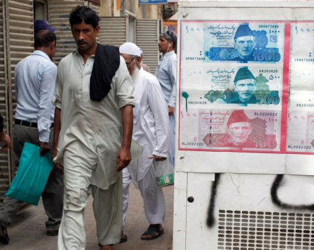 Pakistan's currency plunges against U.S. Dollar as it seeks IMF bailout