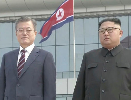 Kim Jong Un greets Moon at airport in Pyongyang
