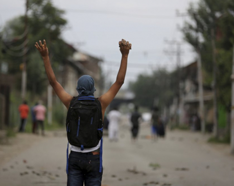 Indian authorities begin easing clampdown in Kashmir