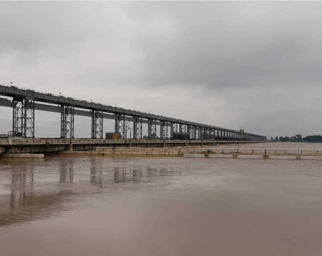 Provincial ministers inspect Koshi Barrage as water level recedes