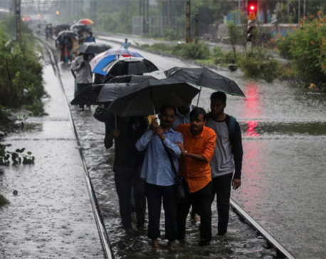 Heavy rains in India kill 27, cripple Mumbai