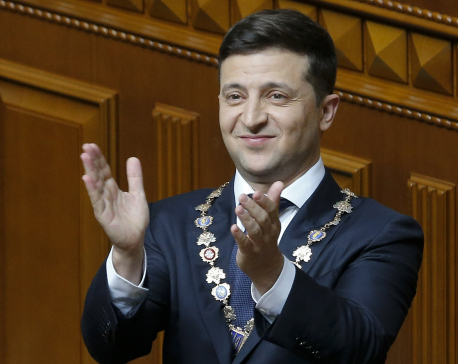 Ukraine’s new leader gets sworn in, dissolves parliament