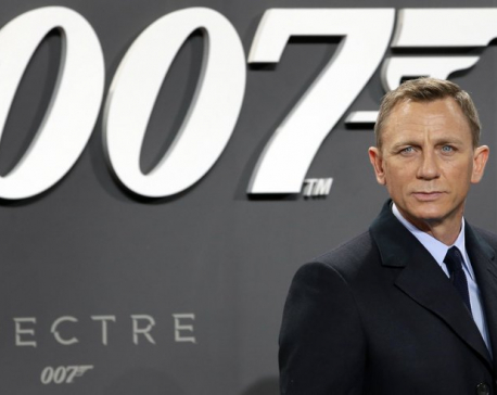 Daniel Craig delays specter of retirement as James Bond