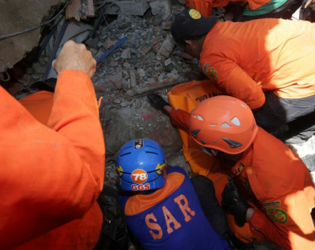 Indonesian quake toll passes 100 as rescuers struggle