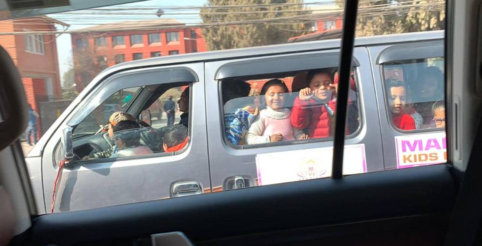 School van full of children, traffic police misses all the way