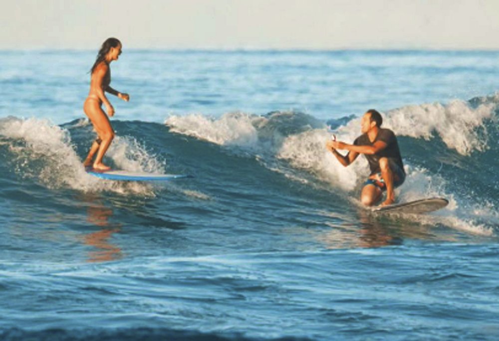 Hawaii man proposes to girlfriend while surfing