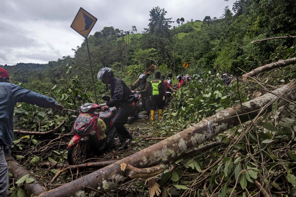 Damaged roads, lack of gear hinder Indonesia quake rescue (with photos)