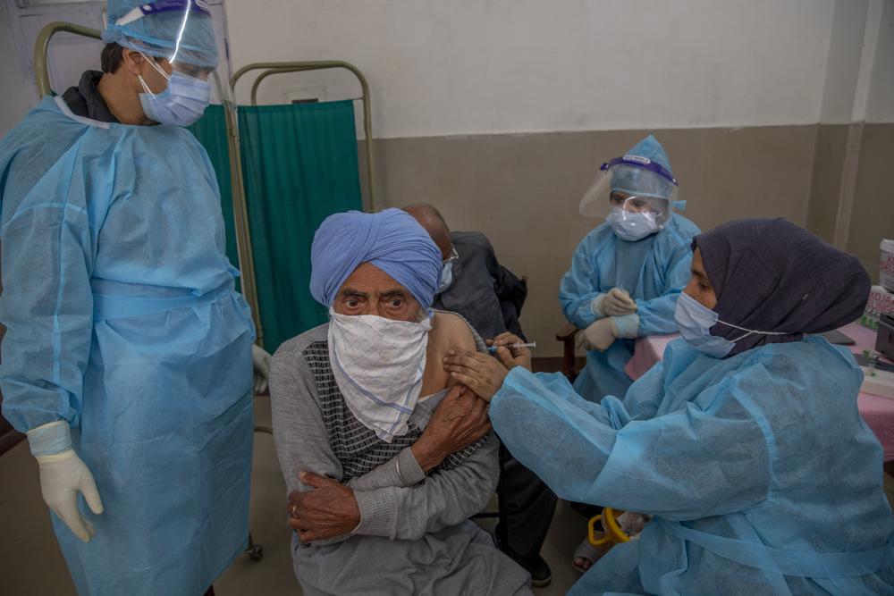 India adds another 375K virus cases, tries to vaccinate more